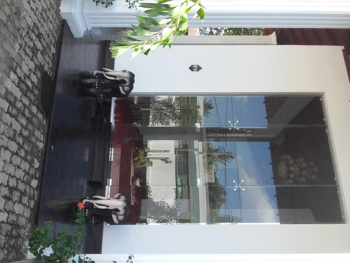 The Kingston Hotel Kiribathgoda Exterior photo