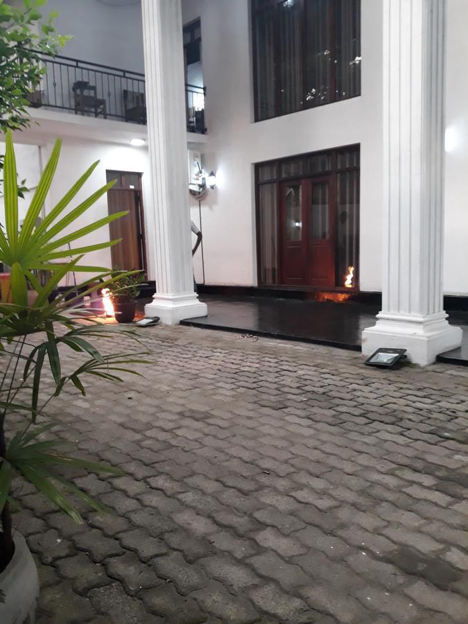 The Kingston Hotel Kiribathgoda Exterior photo