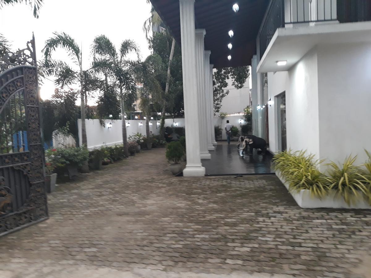 The Kingston Hotel Kiribathgoda Exterior photo